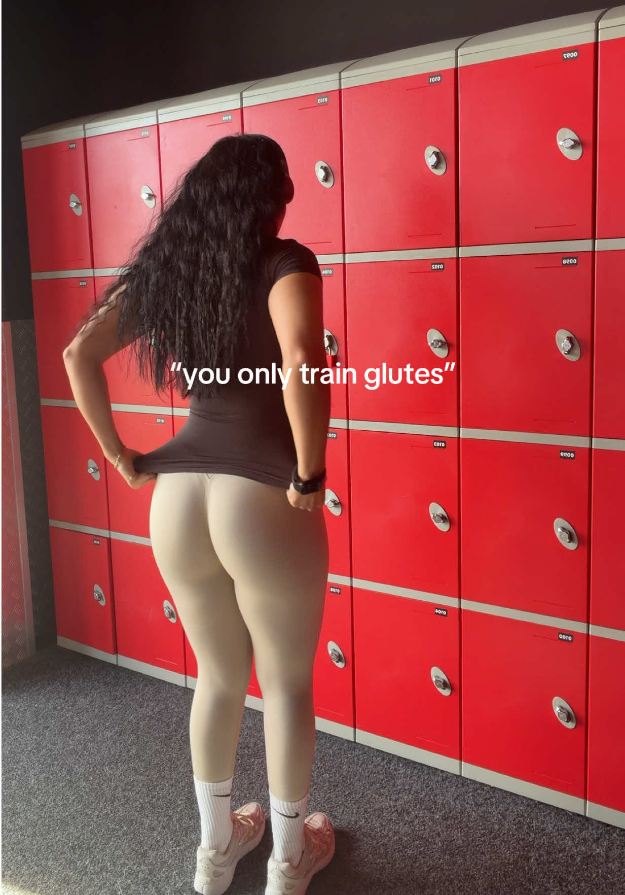 @EllxFit