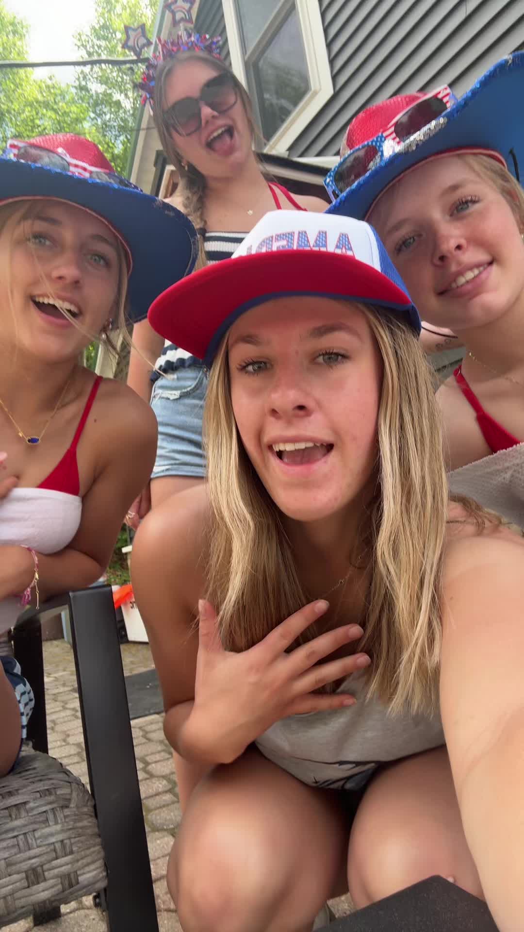 @Ellieee