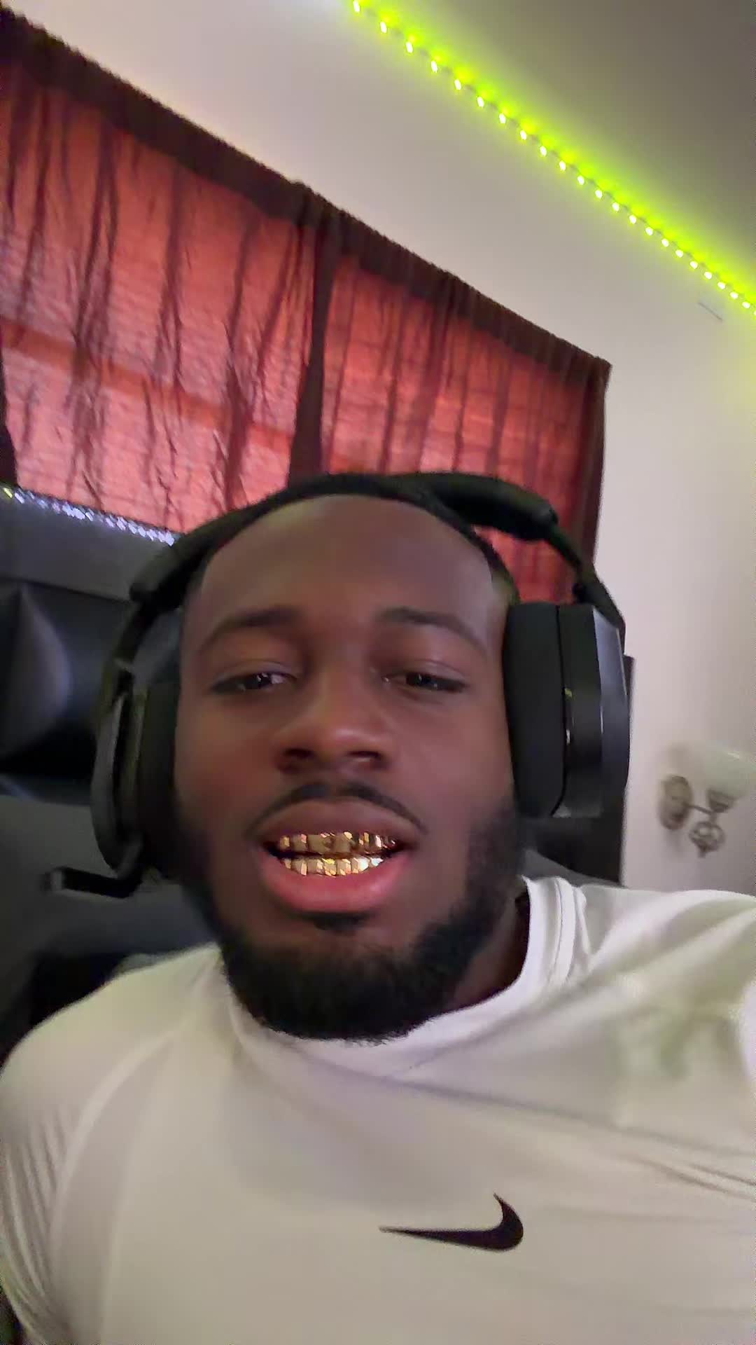 @👾