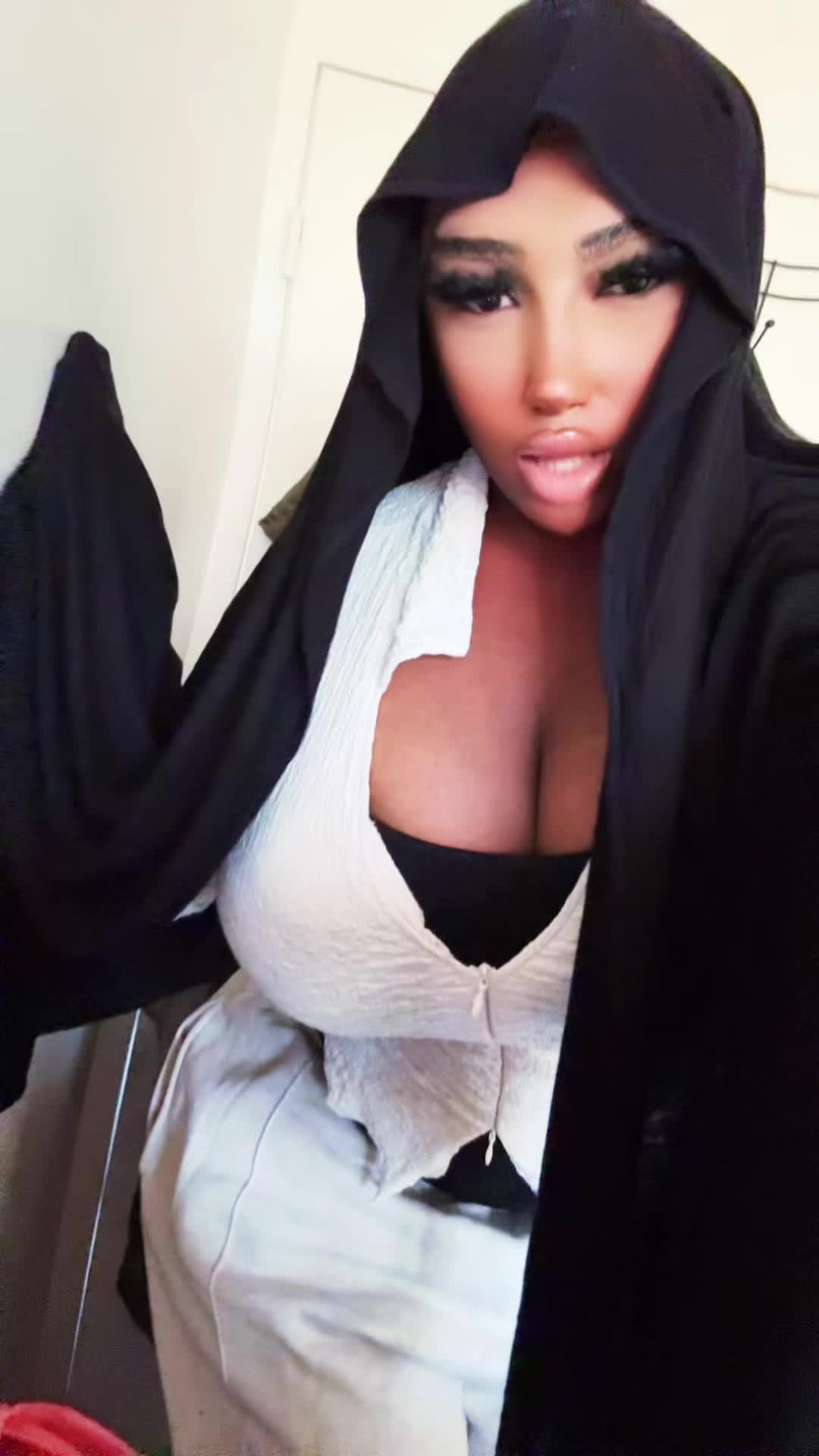 @🫦