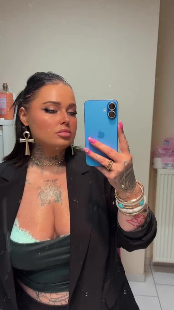 @Adela Bratzcuty 🍒