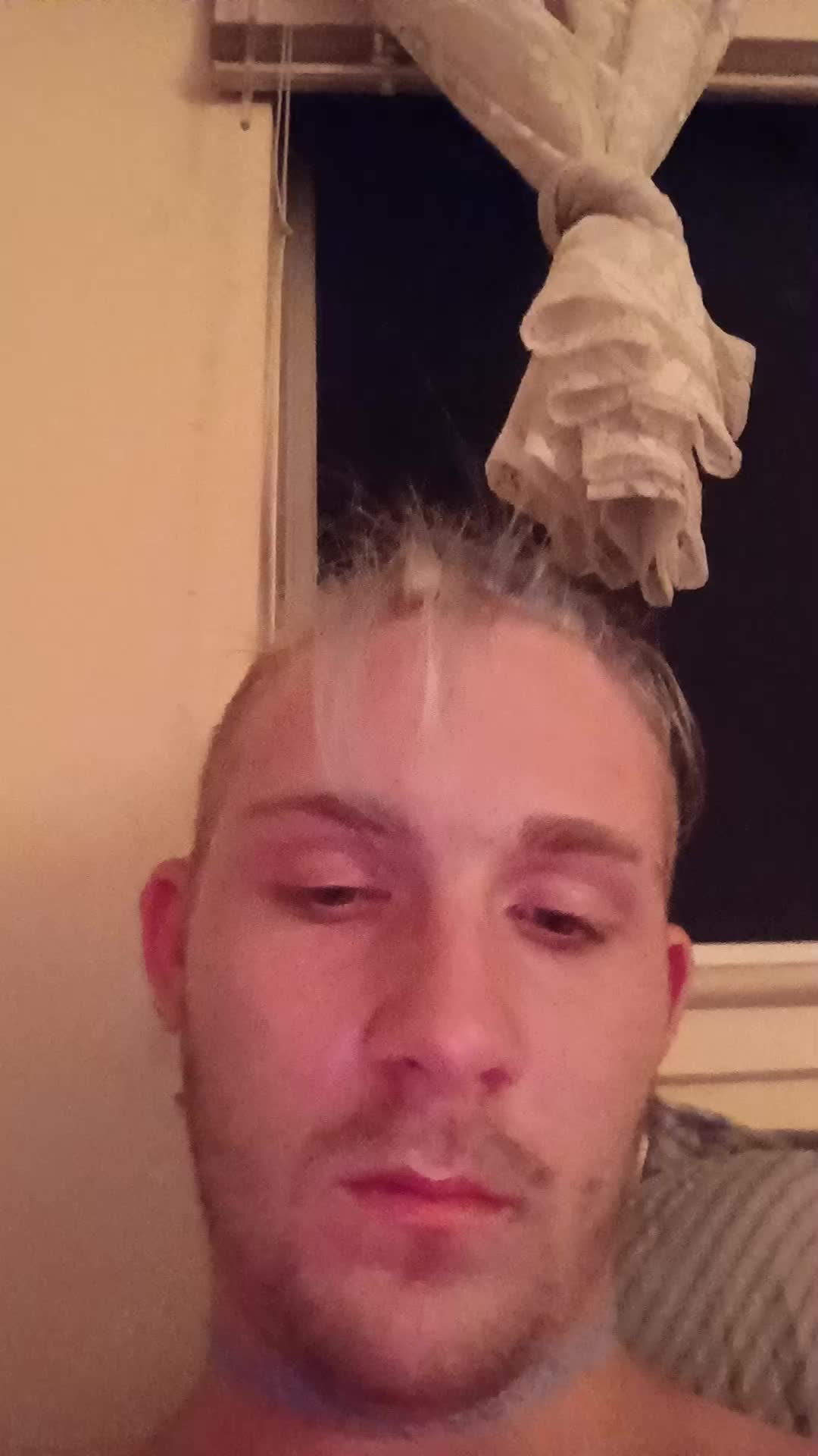 @DumbEmoRainBowBoi
