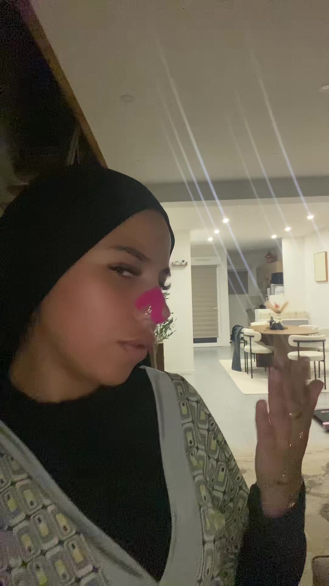 @<33