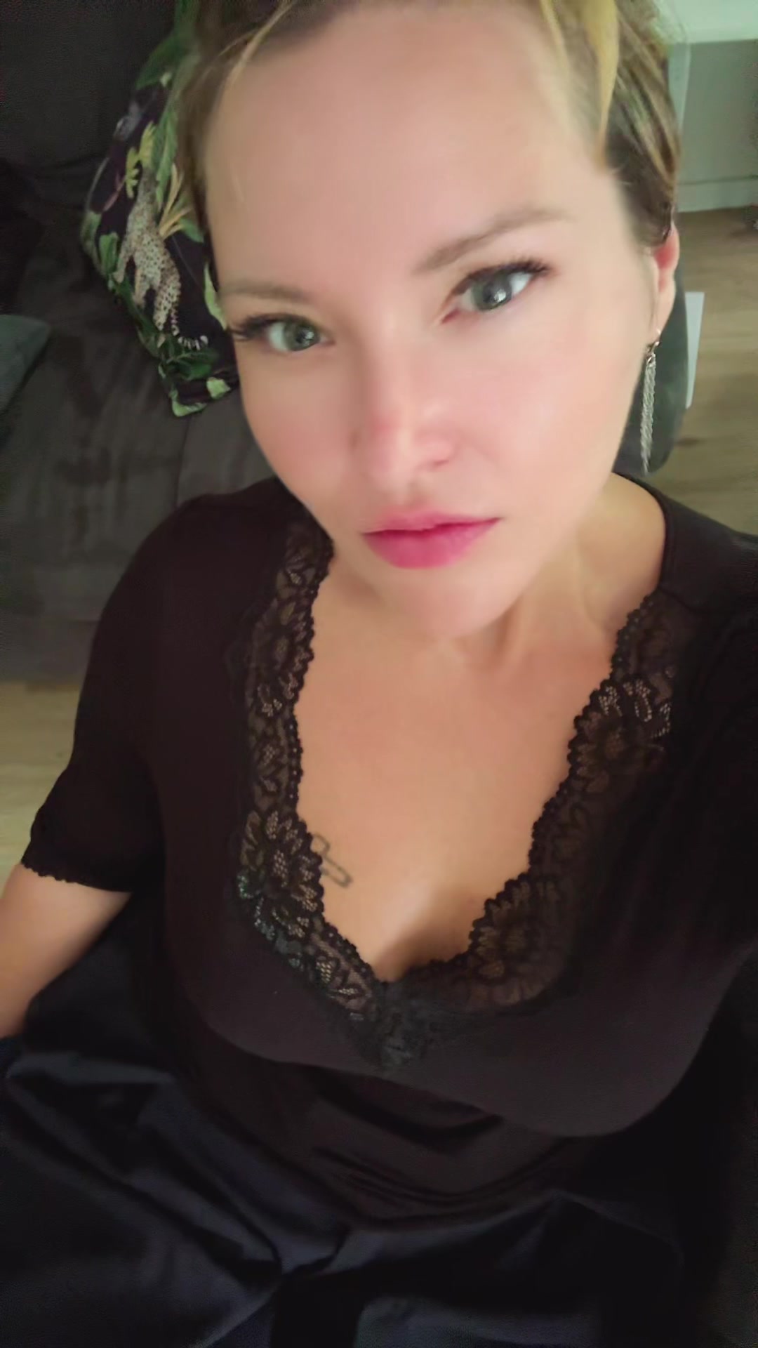 @Anika_Carina🦅