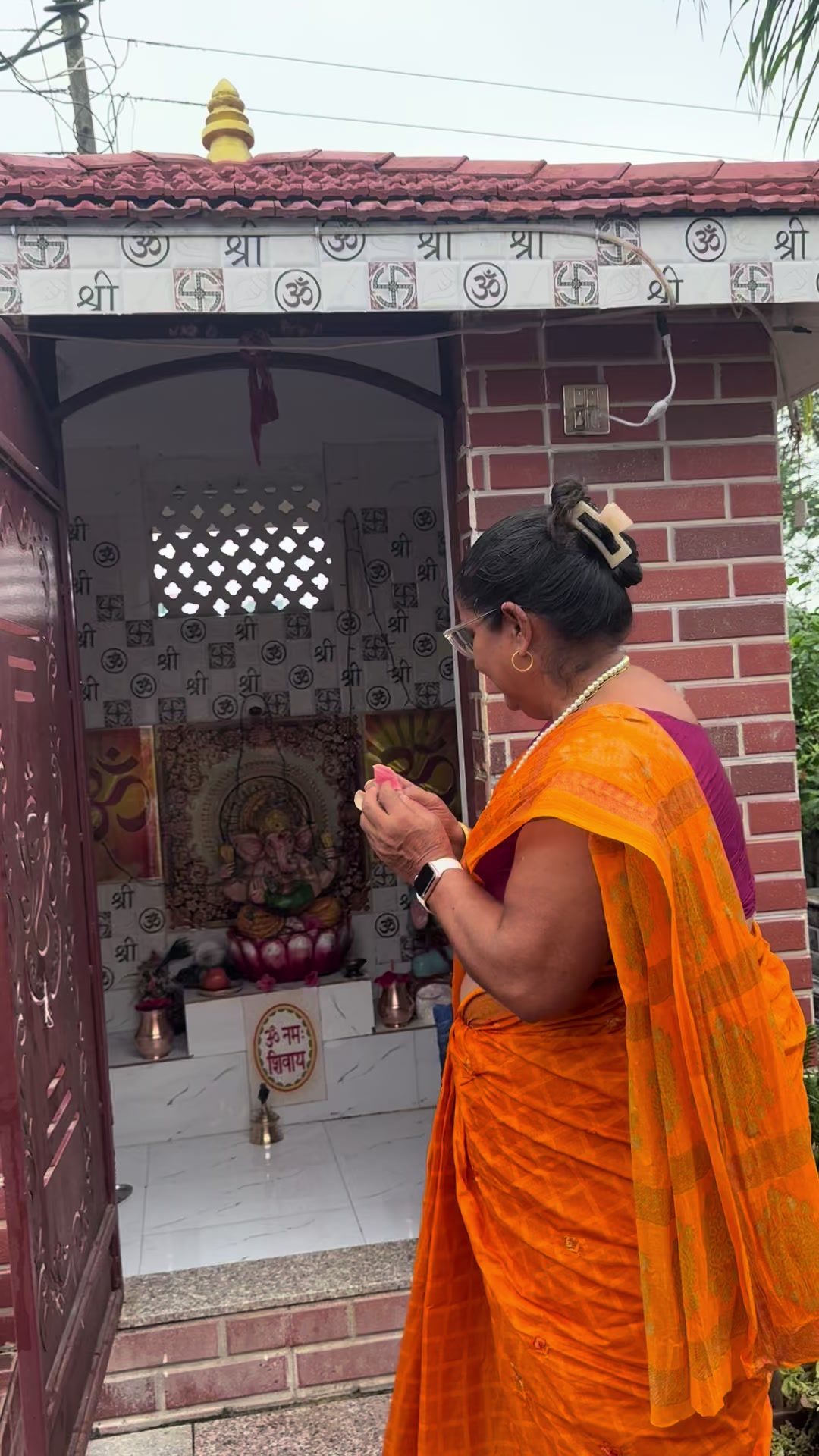 @राधा आचार्य