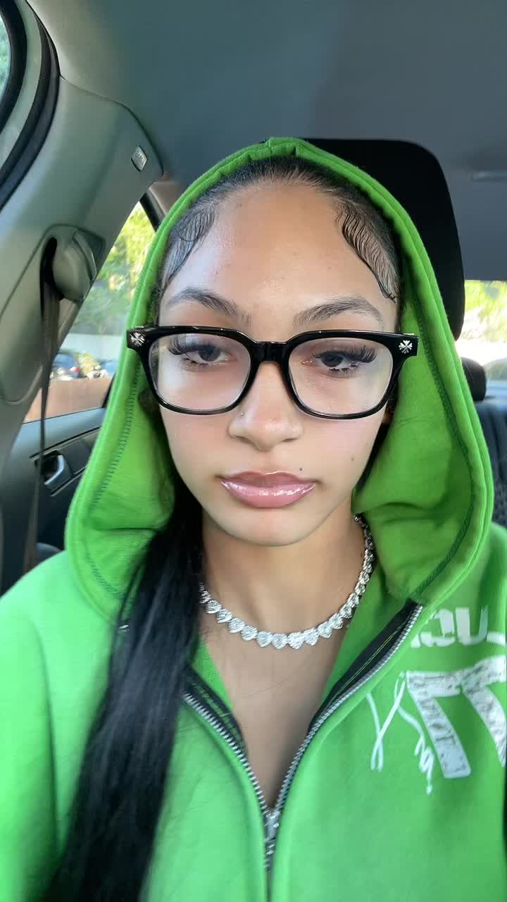 @sumlighskinwitglasses
