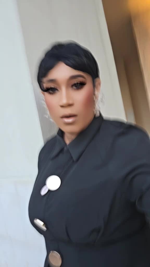 @Demi