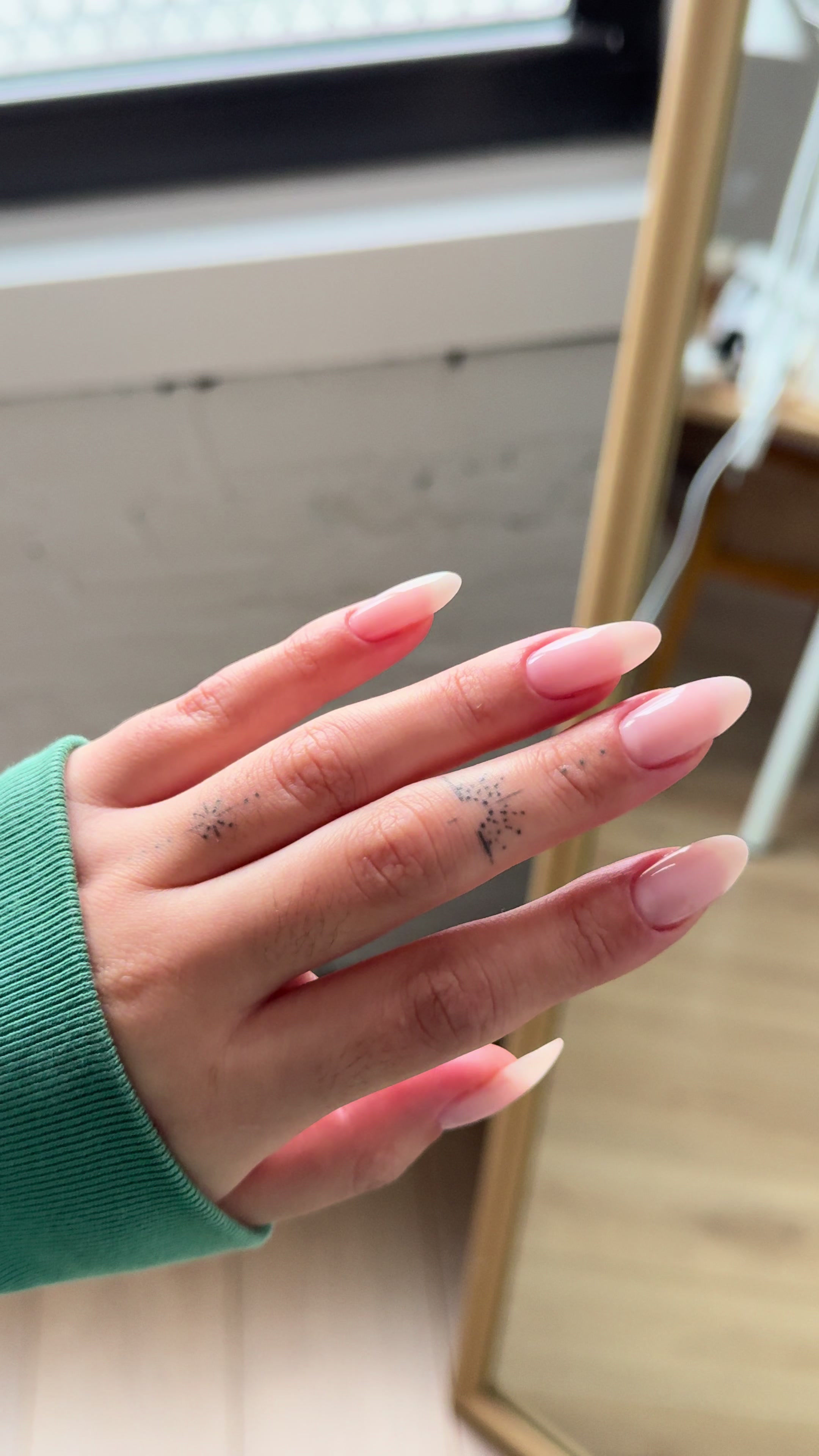 @Abouthernails