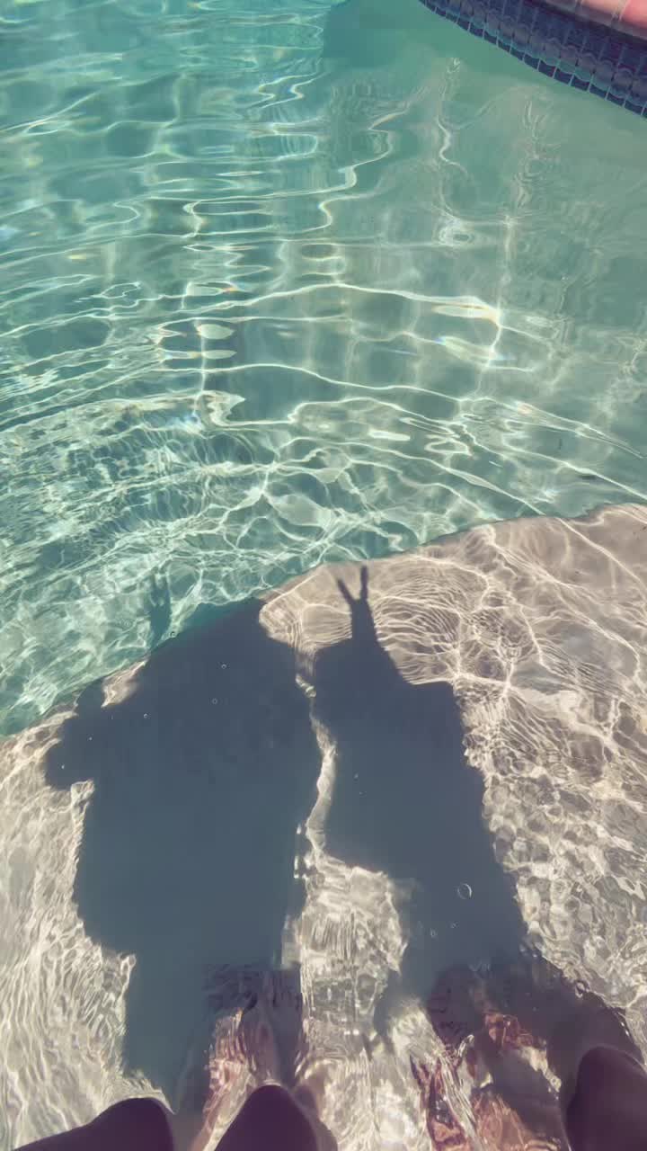 @•