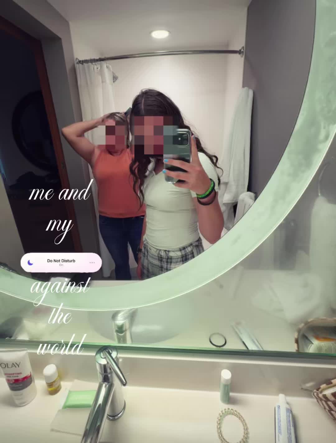 @daniela r