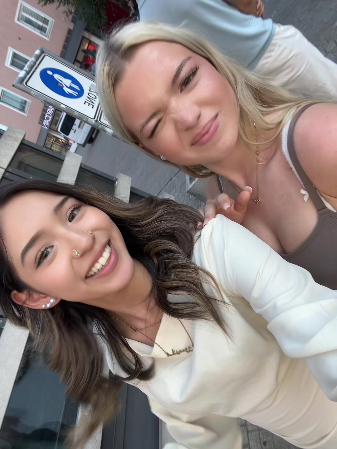 @𝐜𝐡𝐚𝐫𝐥𝐨𝐭𝐭𝐞