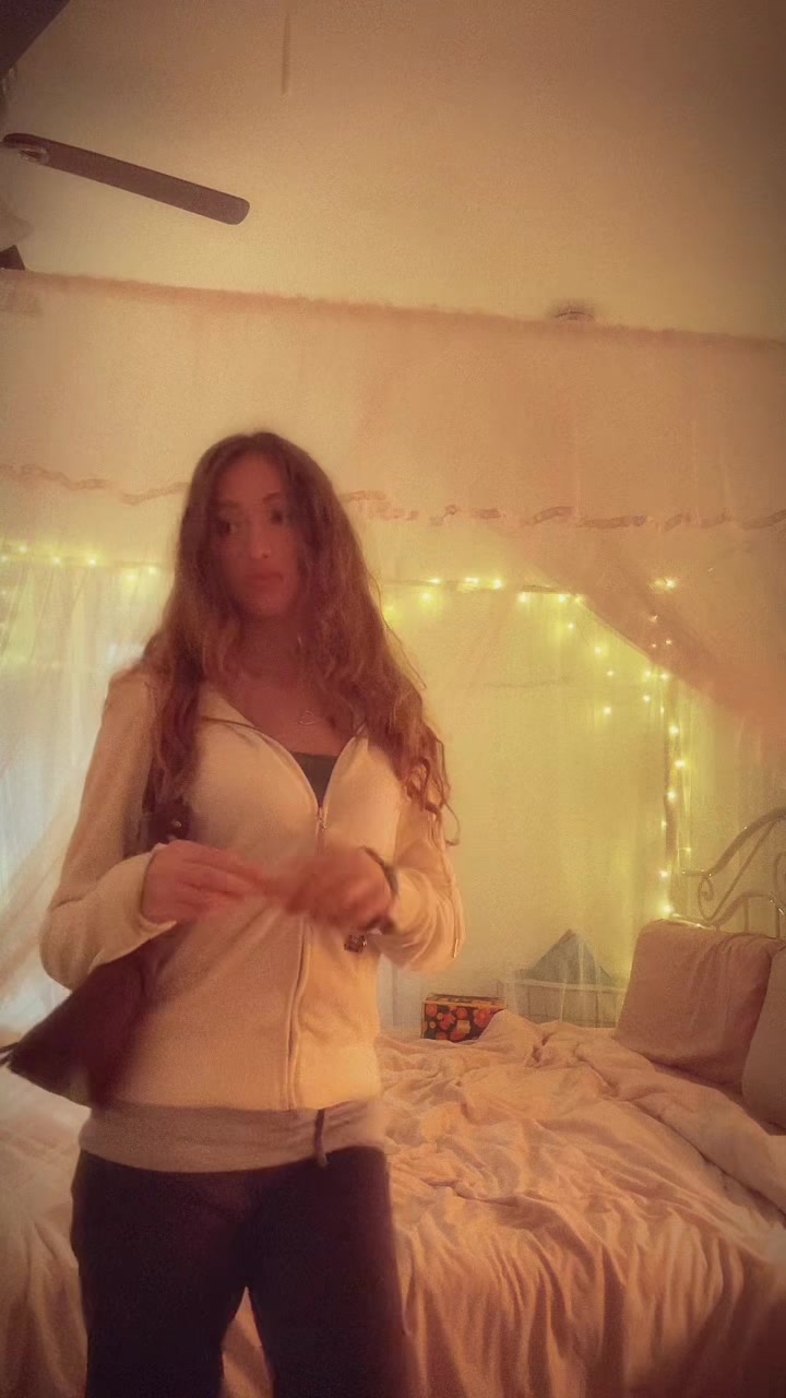 @𝐸𝓈𝓉𝒽𝑒𝓇 𝐹𝓇𝒶𝓎𝒹𝒶 🧁