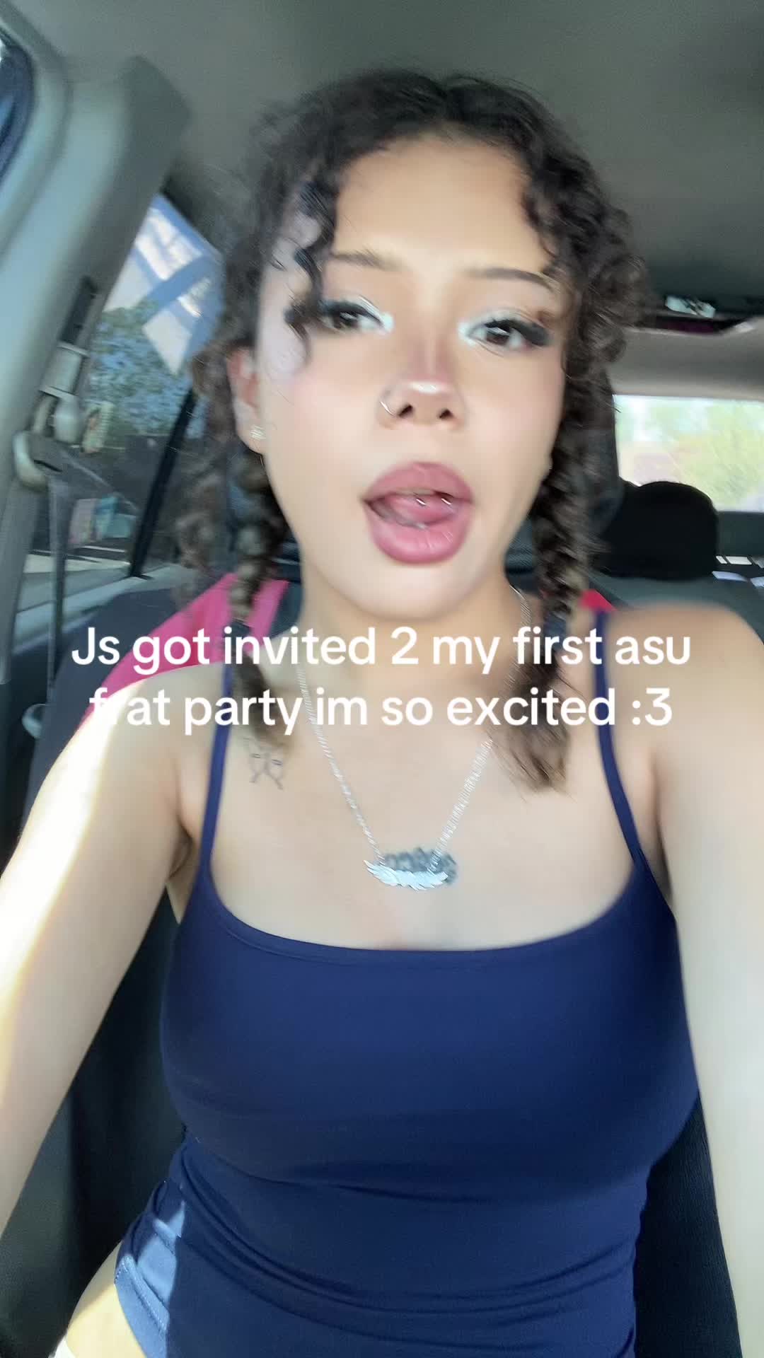 @>.<