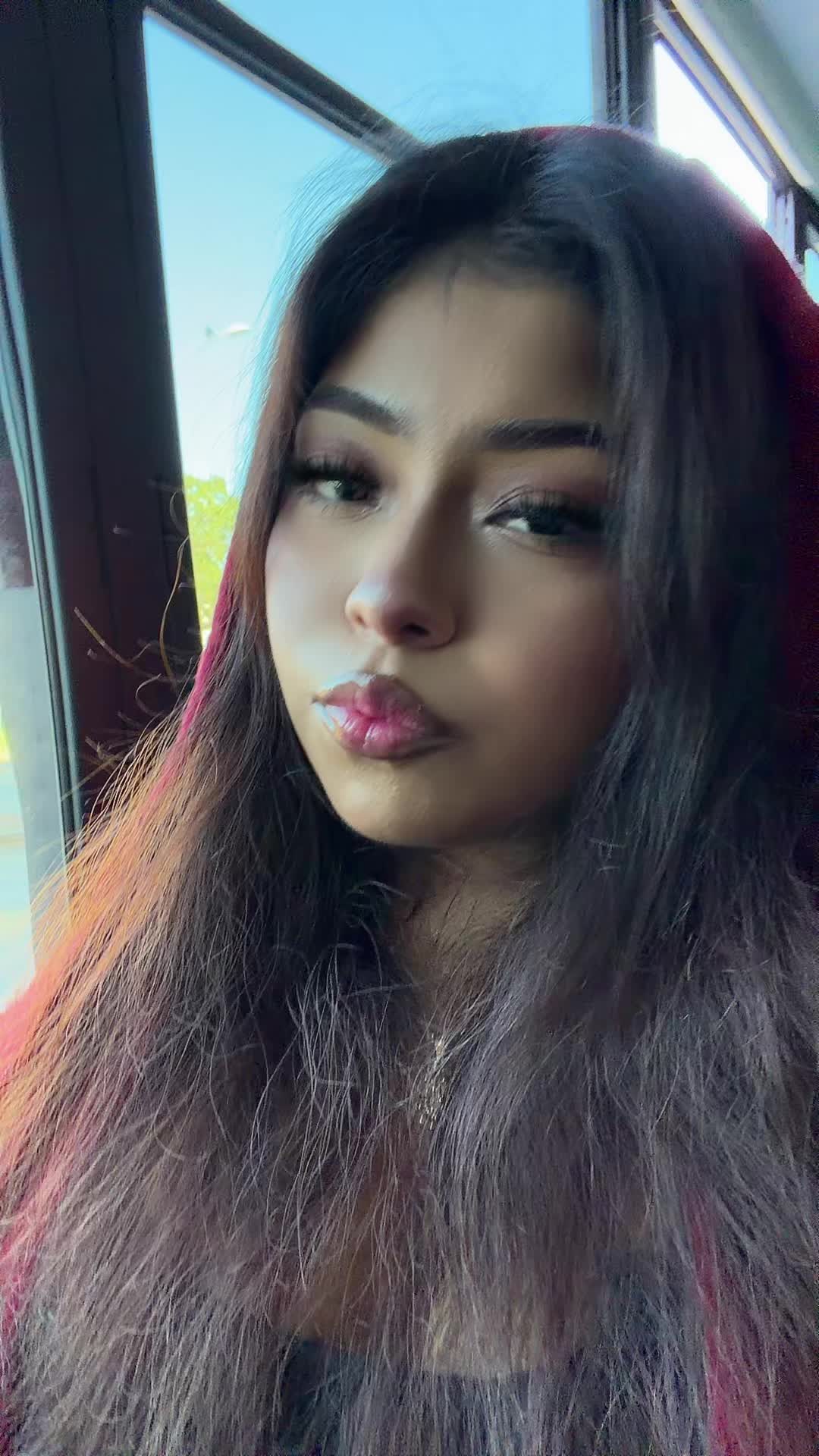 @𝔂𝓮𝓼𝓲🖤🎸🎤