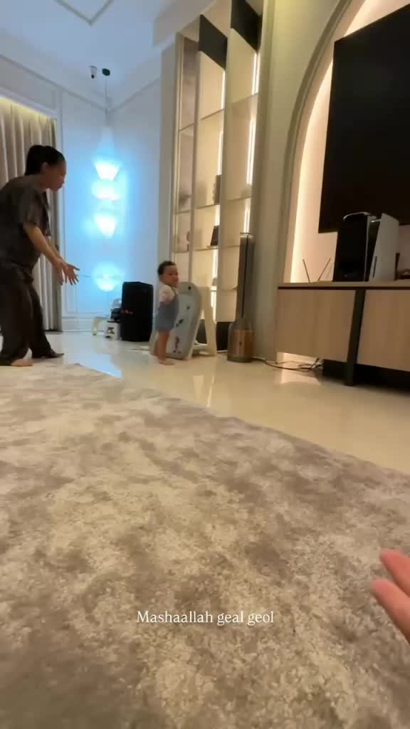 @HoldmyHand