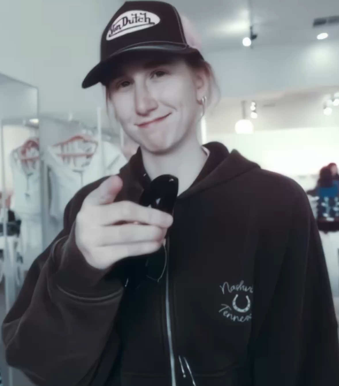 @Leona🗯️