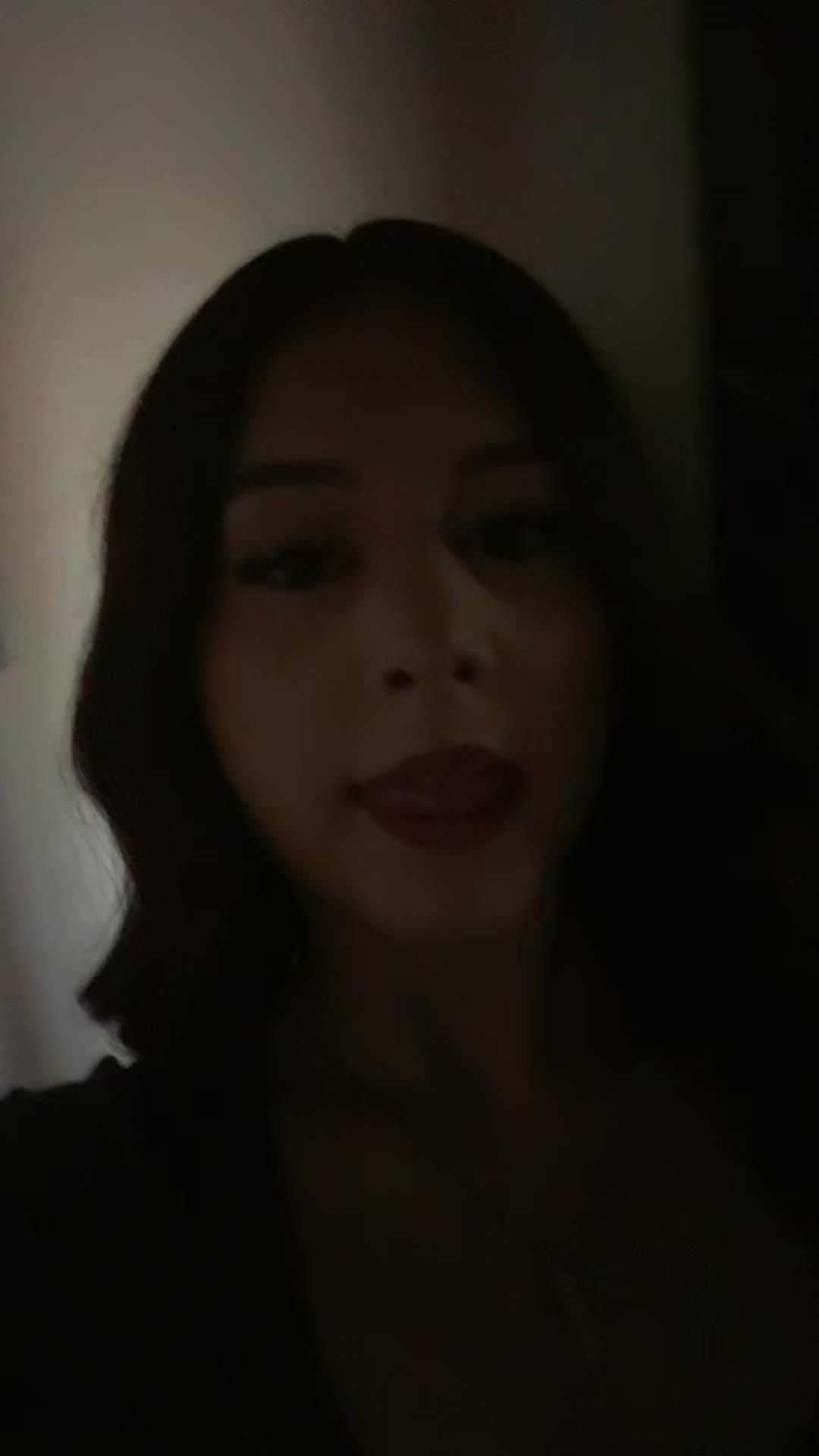 @•