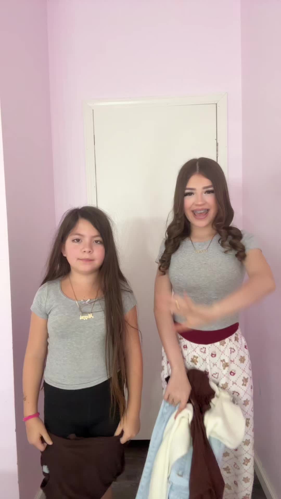 @Deliciaasisters