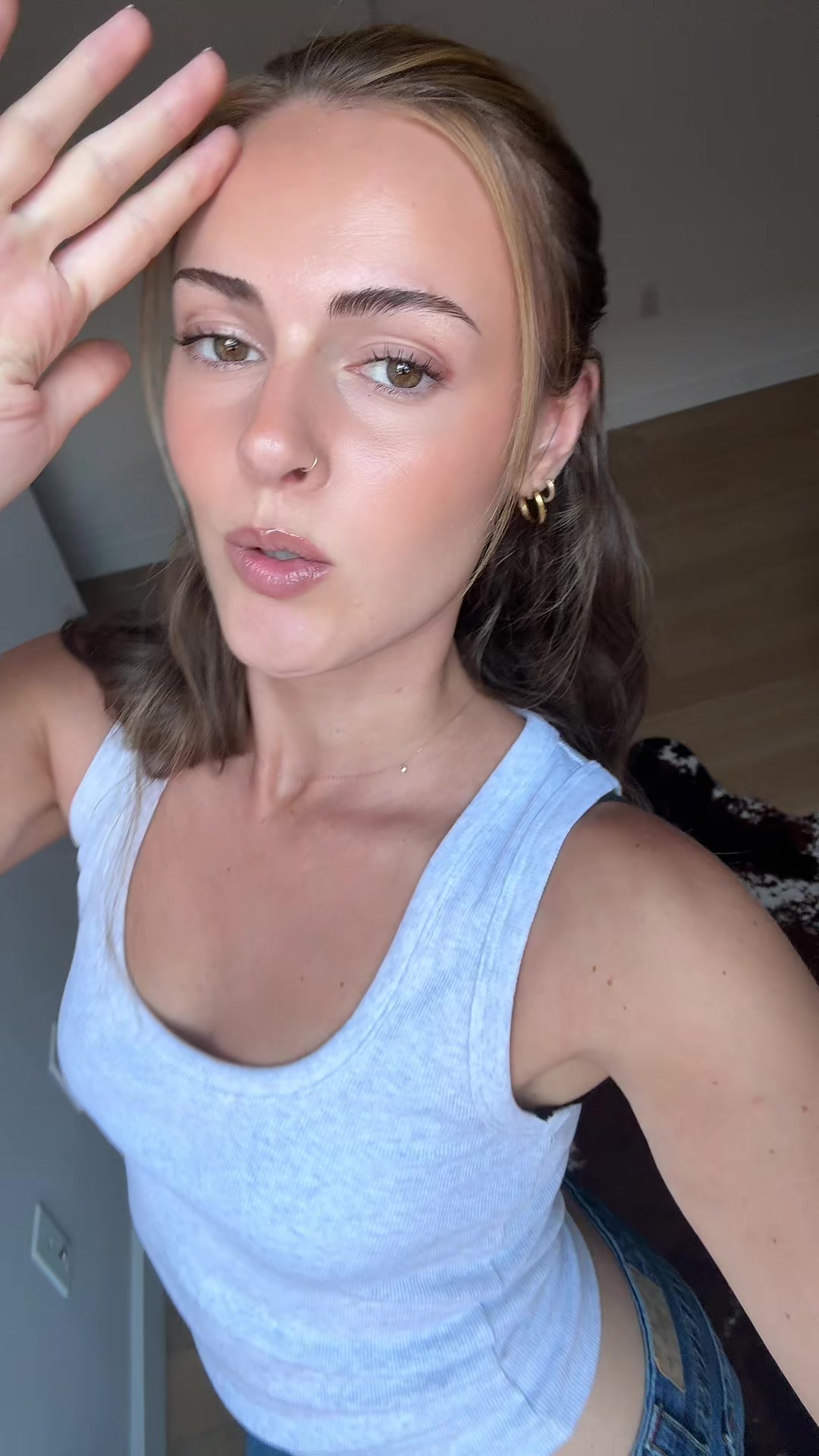 @🧍🏼&zwj;♀️