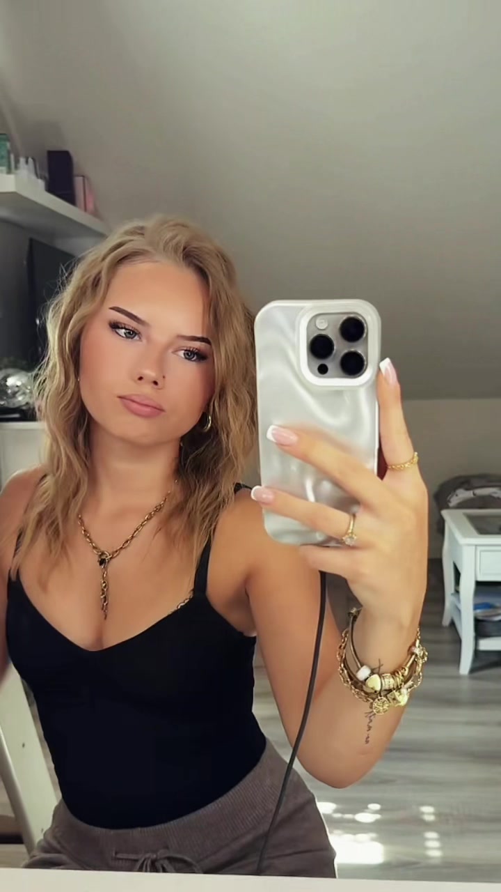 @𝓁𝒶𝓇𝒶 𝓈𝑜𝓅𝒽𝒾𝑒