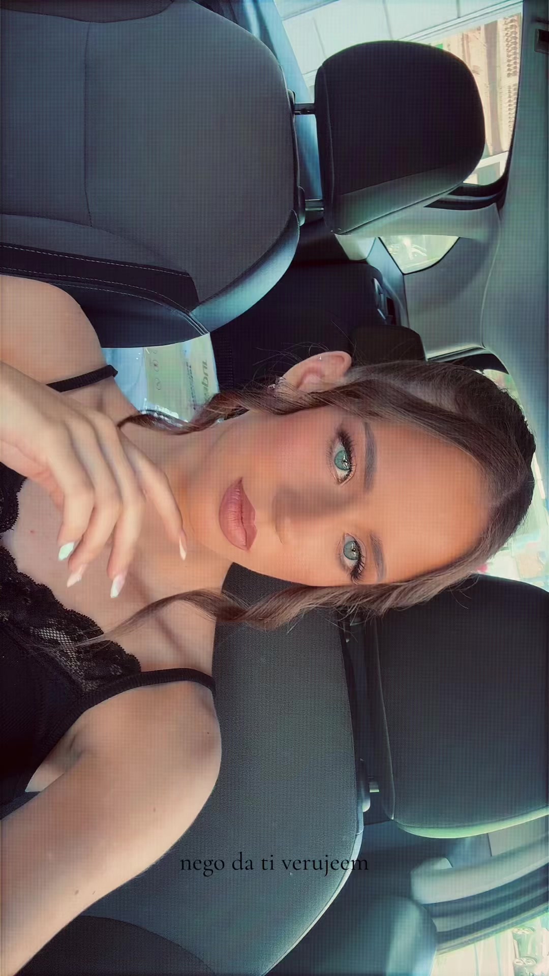 @𝒰
