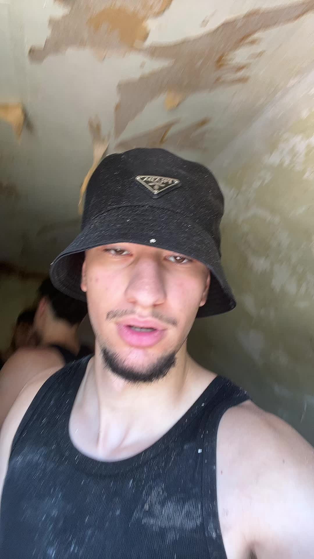 @MIT KOPF DURCH DIE DECKE