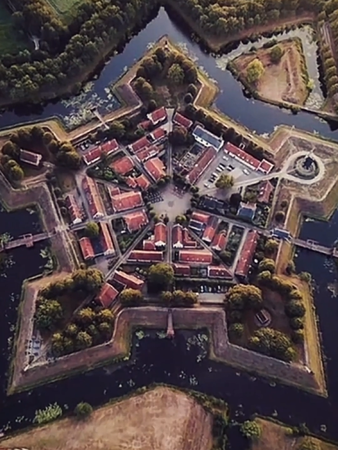 @HIDDΞИ ⟁ WØЯLD