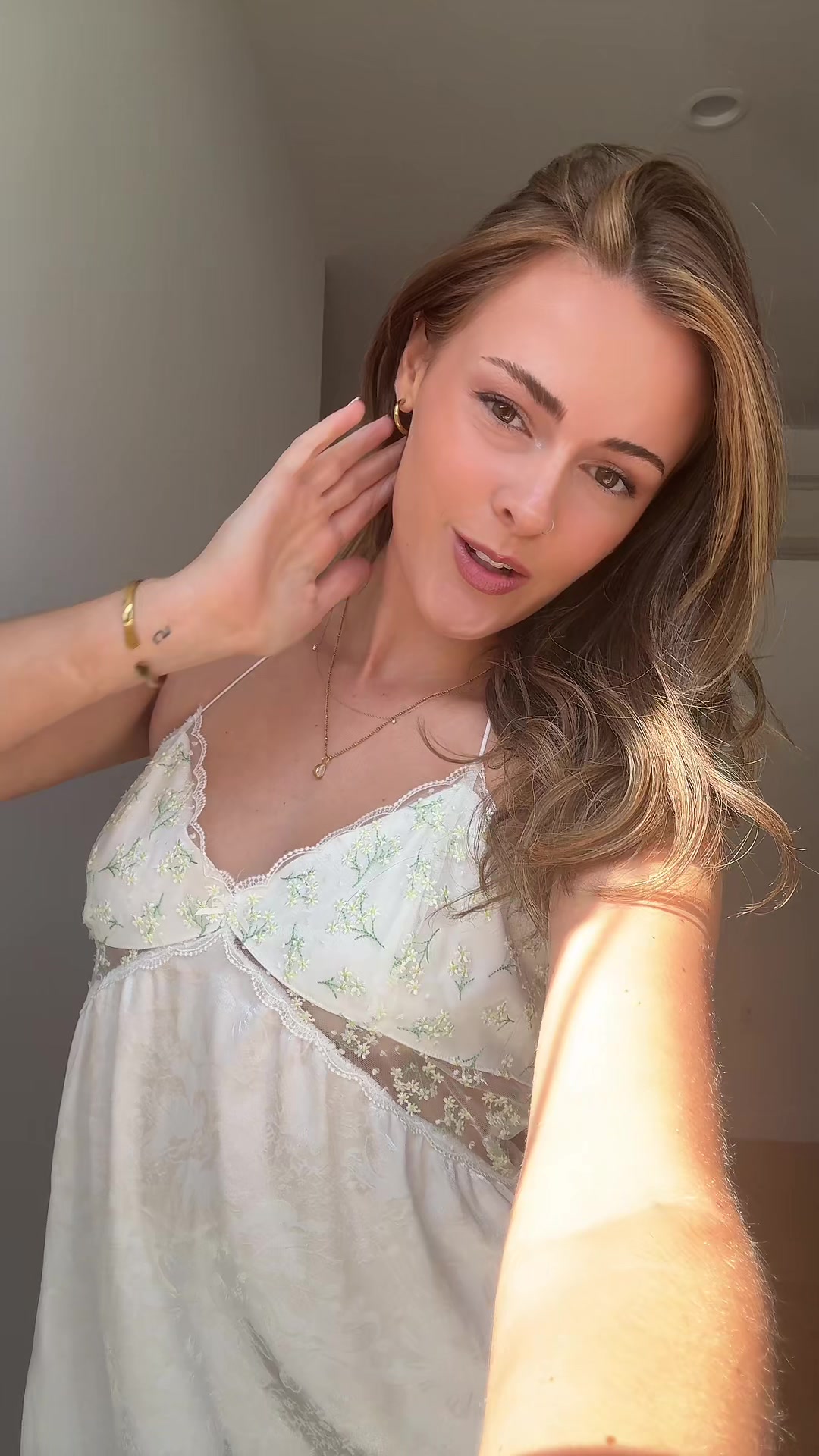 @🧍🏼&zwj;♀️