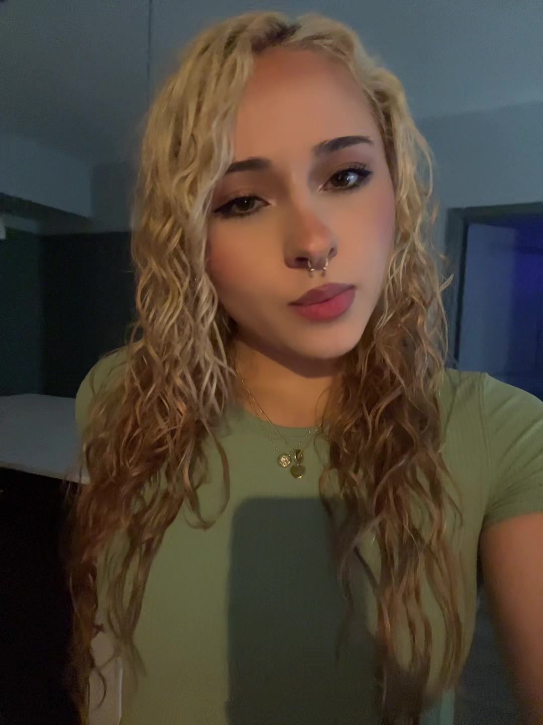 @lyvqrz