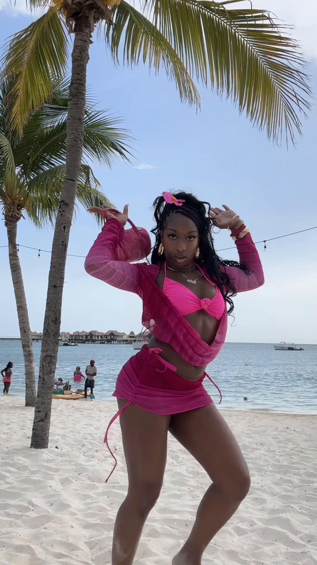 @AngelineLala