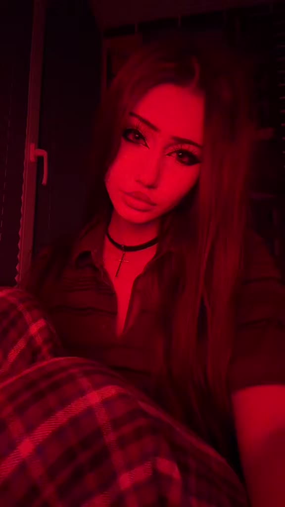 @)))