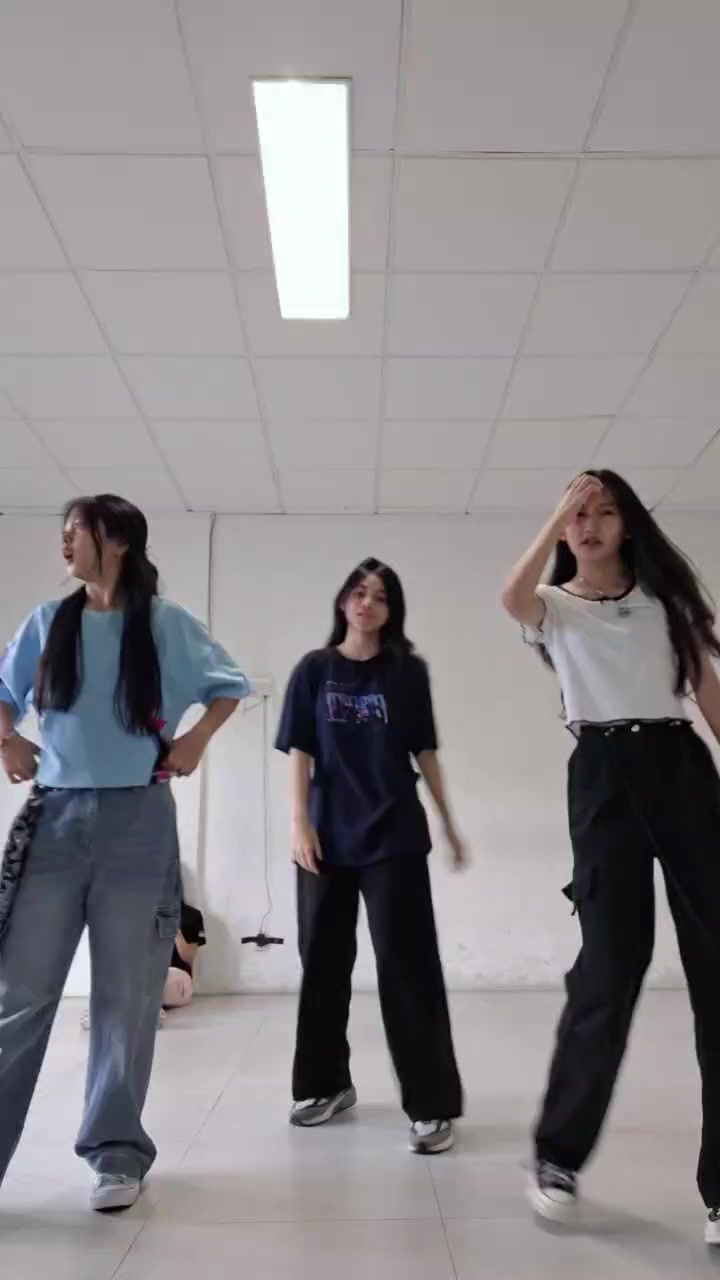 @𝐜𝐞𝐥𝐢𝐧𝐞.