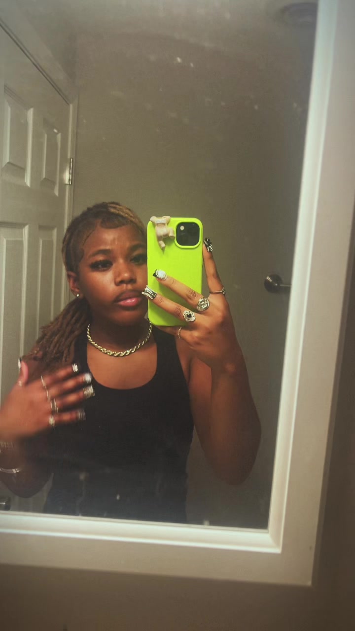 @definitelynotchrisette