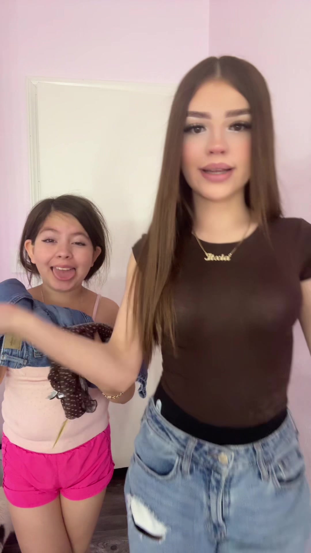 @Deliciaasisters