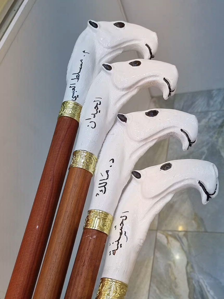 @الشيبان عكاز و عصا