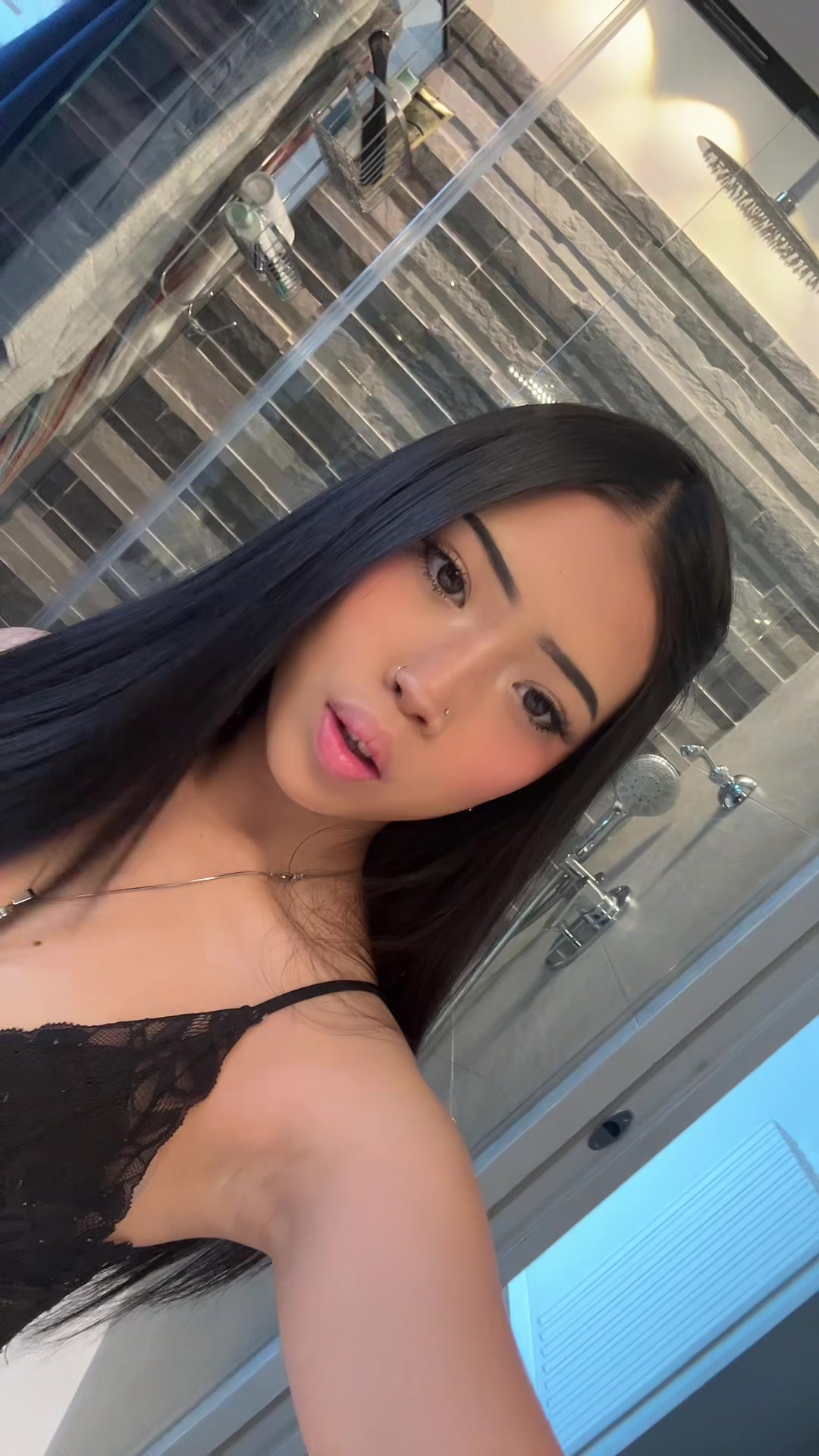 @𝘓𝘢𝘳𝘢 💕