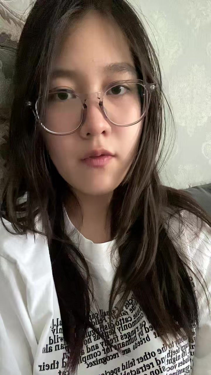 @>_<