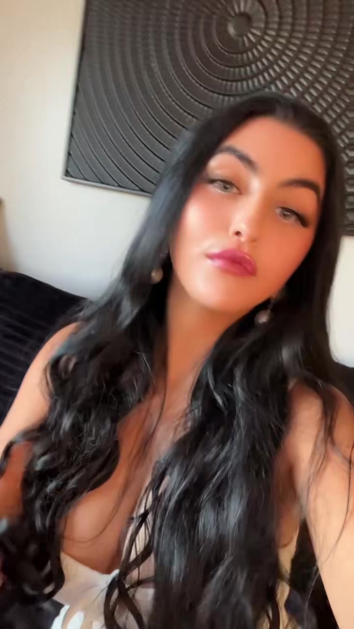 @themodelmari