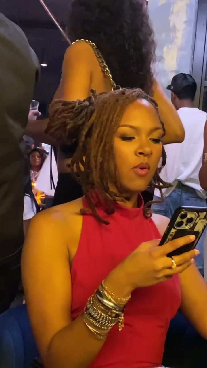 @ella b.