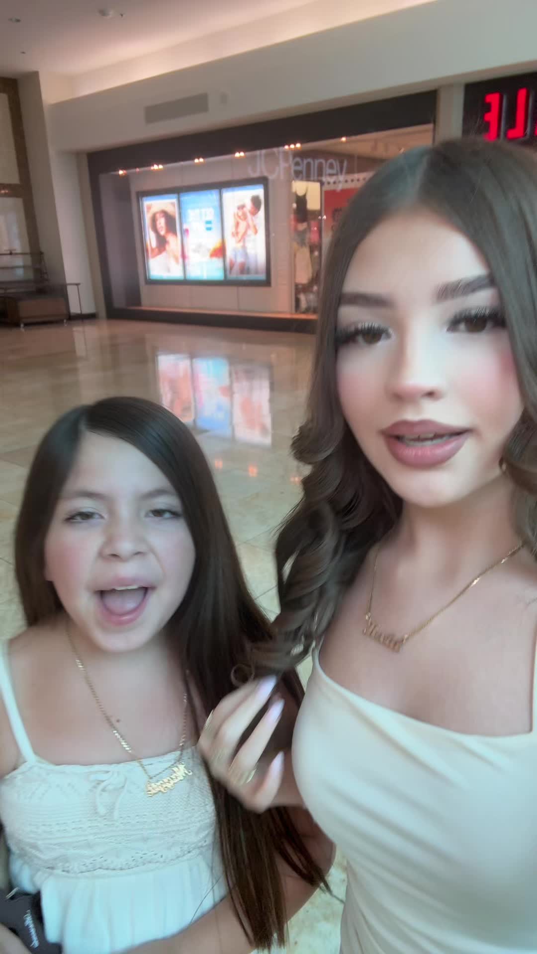 @Deliciaasisters