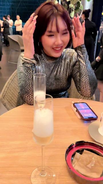 @Ah Ri &bull; អា រី