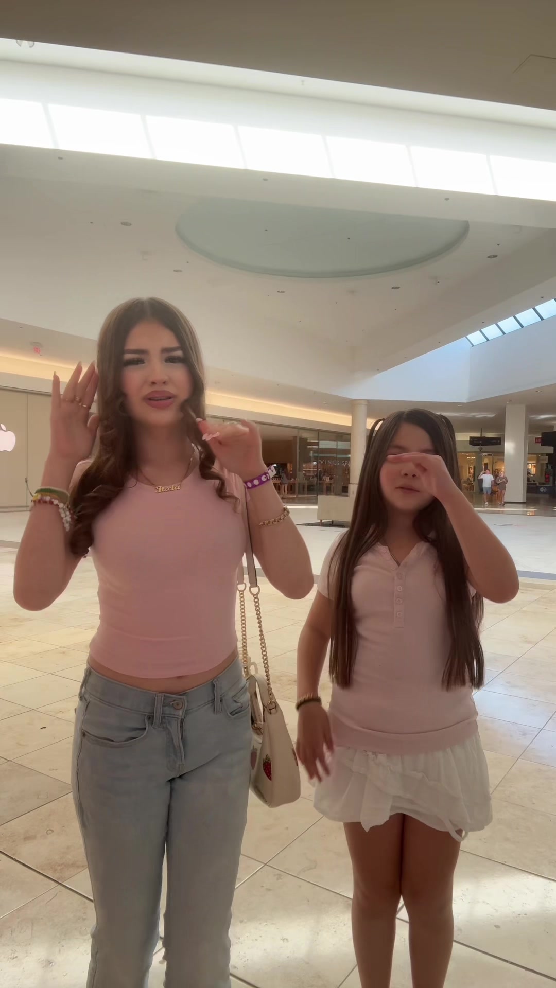 @Deliciaasisters