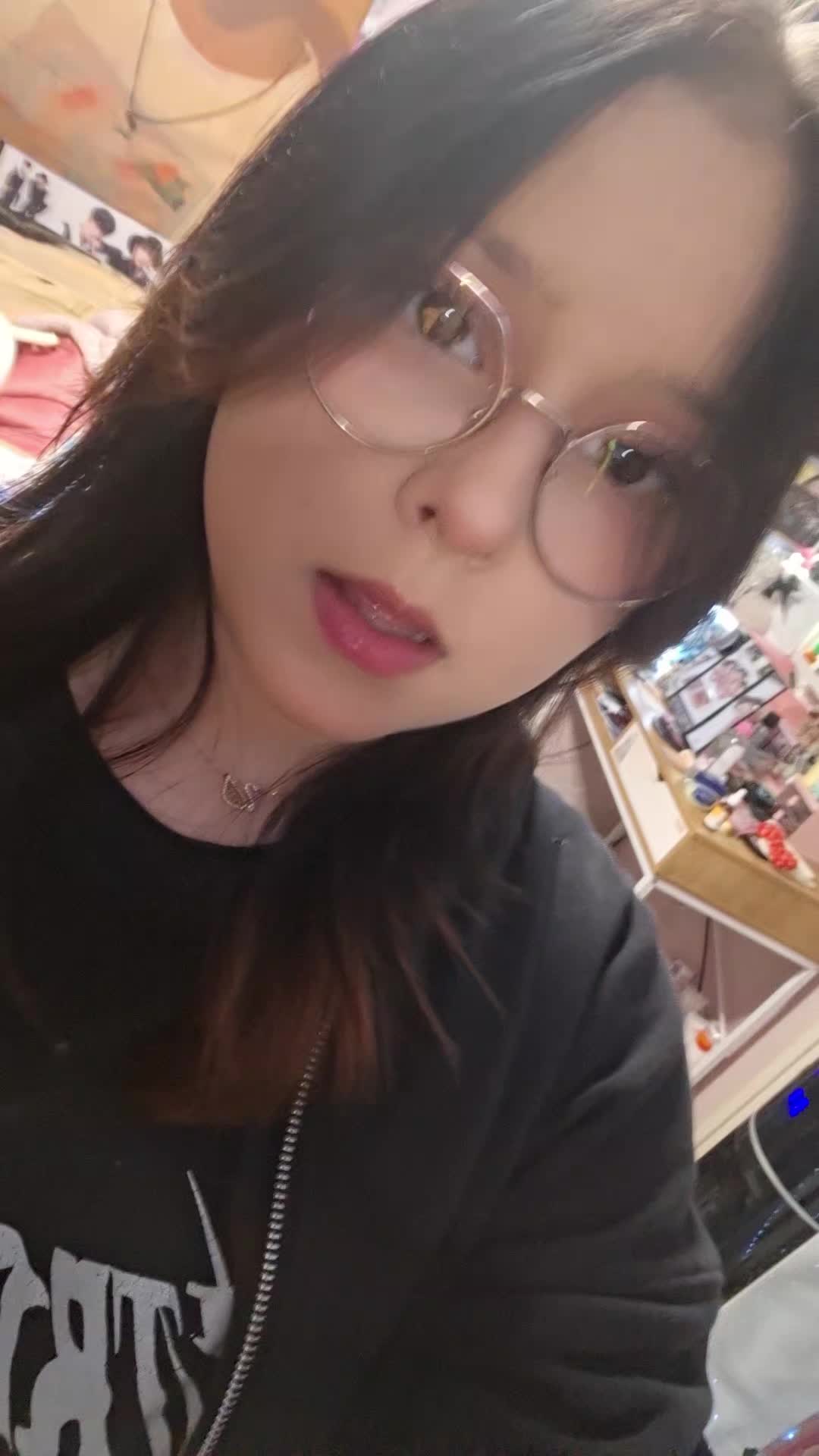 @Leeknow his oily ass cheeks