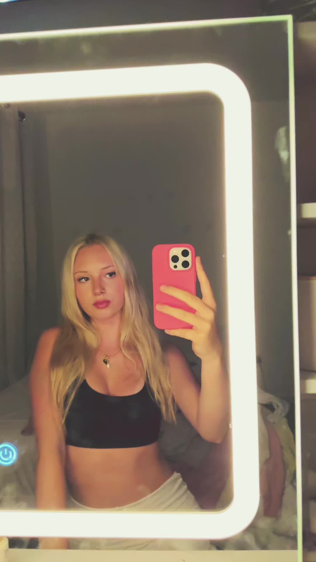 @𝓂𝒶𝒹𝒹𝒾𝑒 🌺