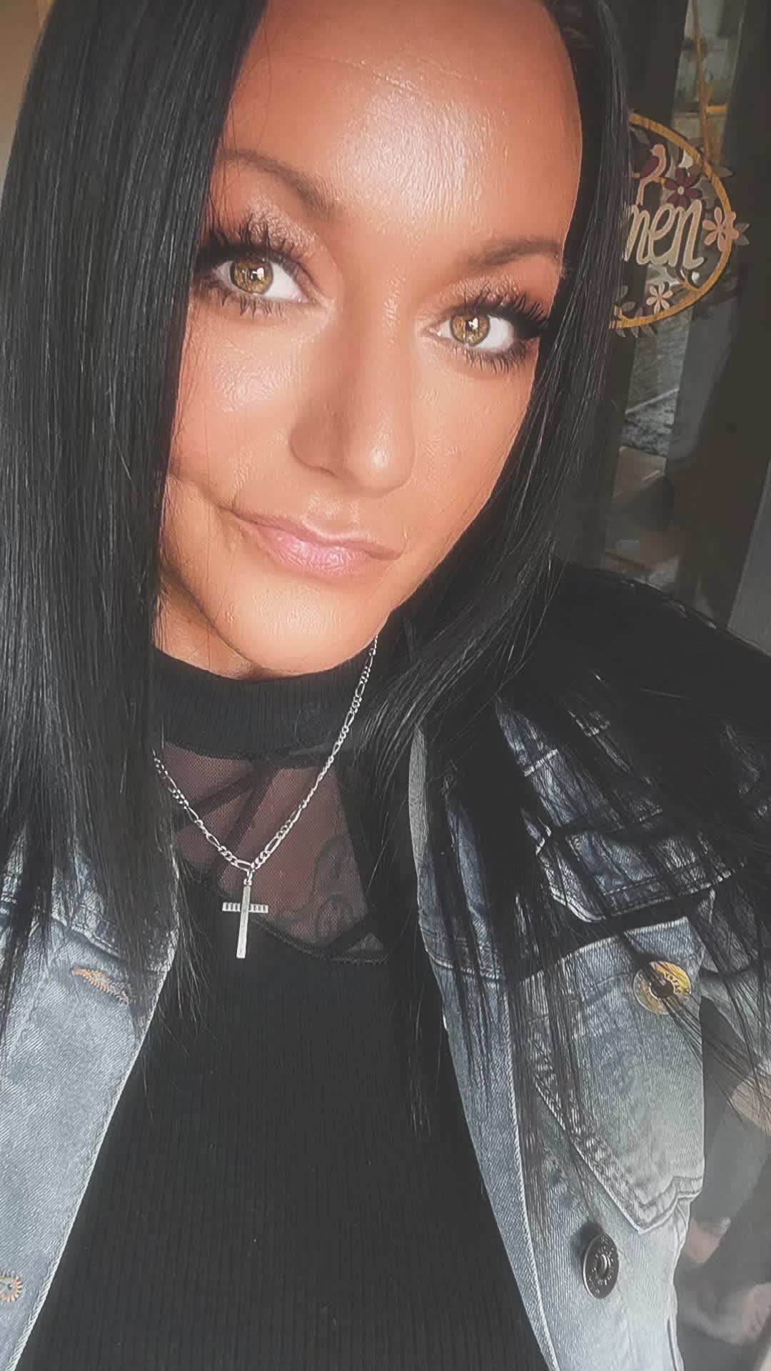 @hollykunterbunt