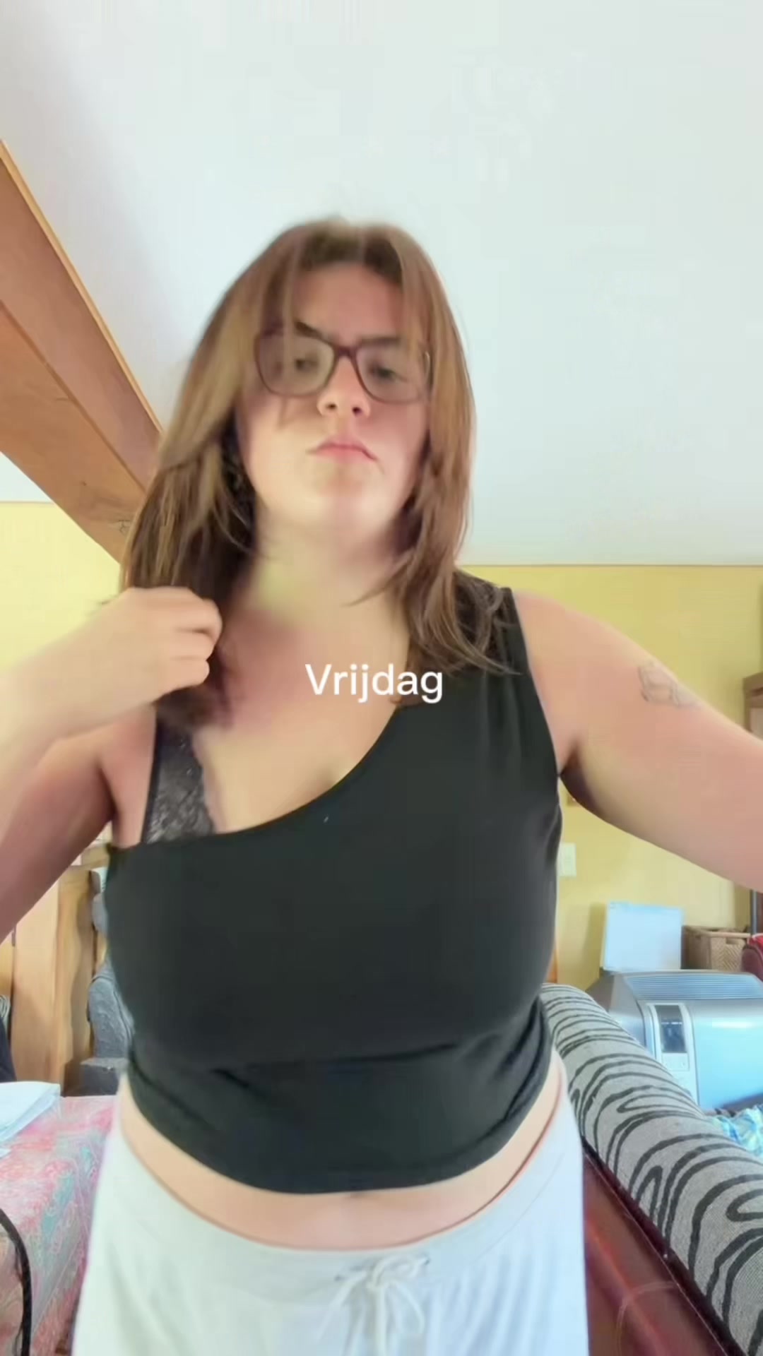 @:))