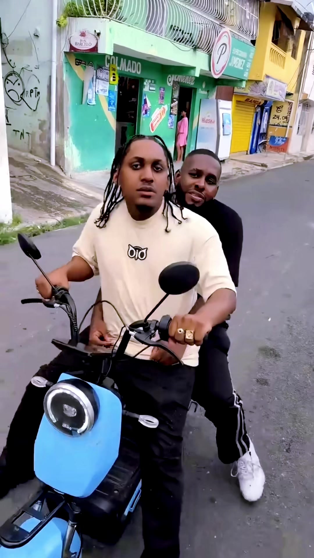 @Mr Black La Fama