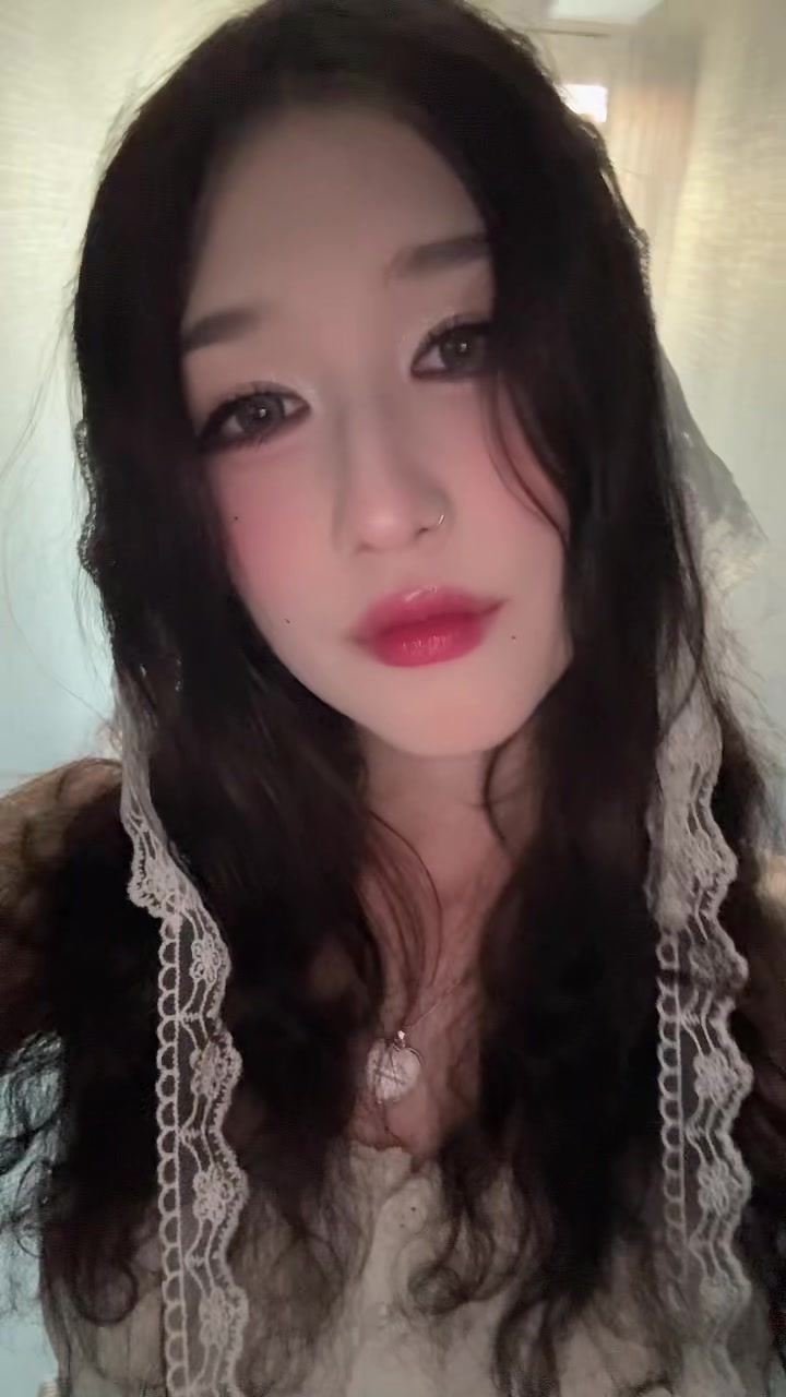 @^_<