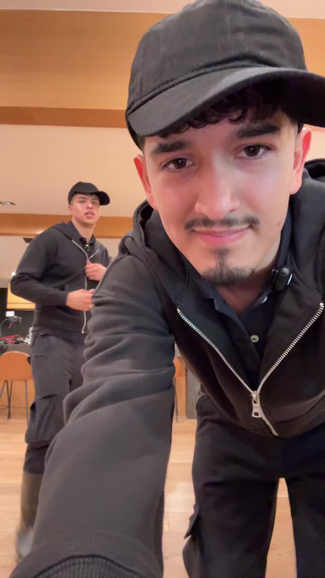 @theresnoee