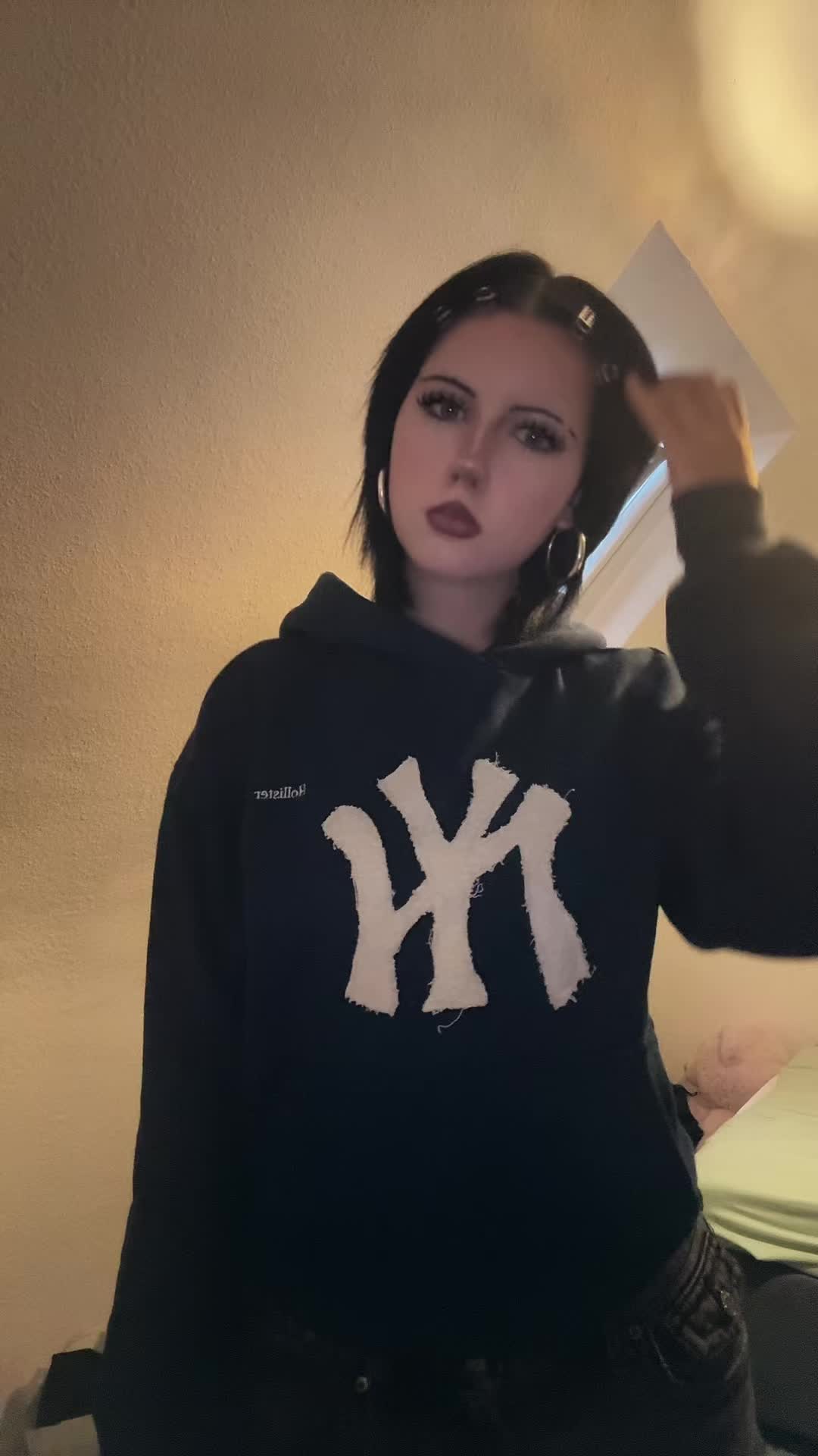 @>⩊<